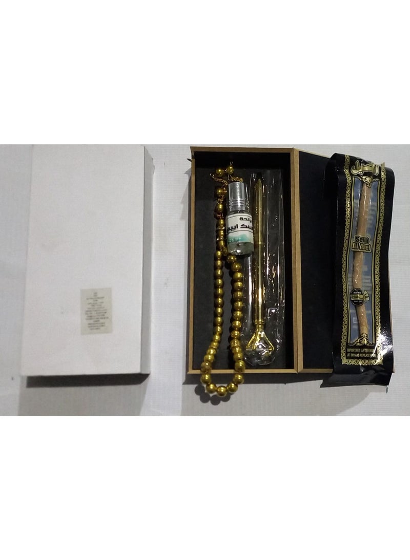 علبة بداخلها قلم ومسواك وسبحة ومسك